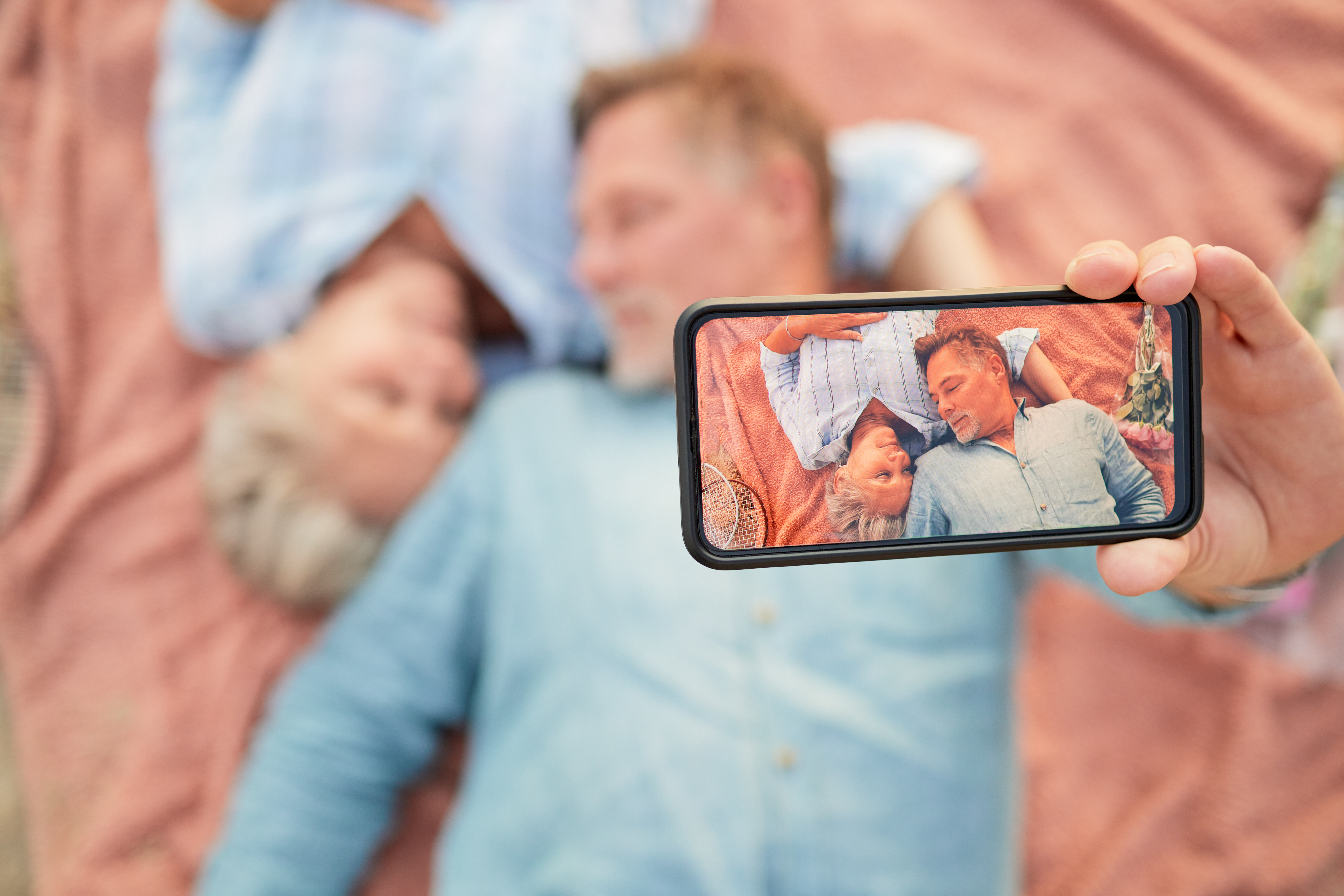 スマートフォンで昔の映像を見ている様子